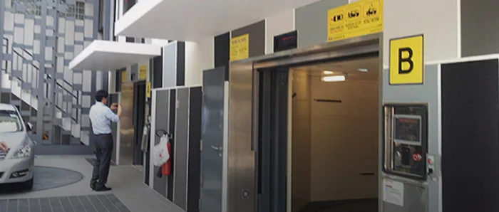 ACE PARKING® entry cab: a driver at the control panel beside the lift door